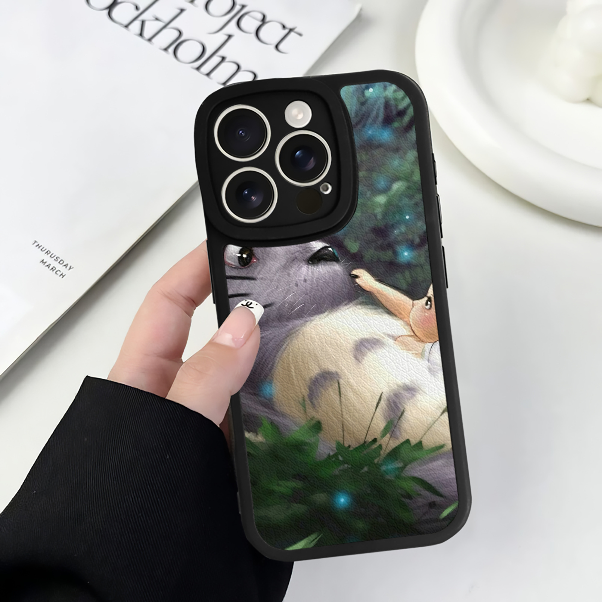 （画像用） となりのトトロ 草壁メイ 草壁サツキ My Neighbor Totoro Satsuki Kusakabe Mei Kusakabe 【iPhone 16シリーズ対応】シリコンスマホケース（レザー調） 材質：シリコン